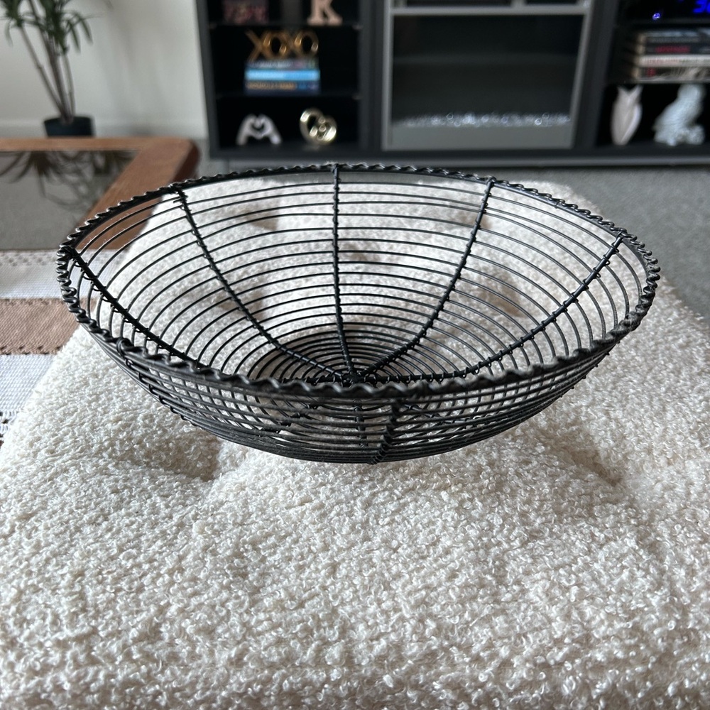 Minimalist Black Wire Fruit Bowl - Home Accents